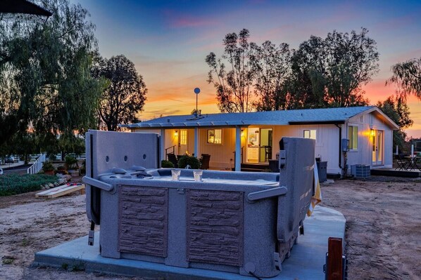 Outdoor spa tub