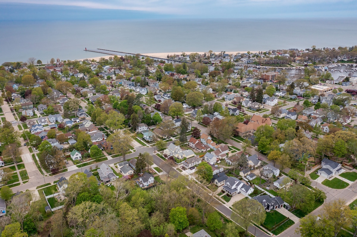 Summer Haven- Walk to beach & Town from this 4 bedroom 2 bath Coastal Cottage