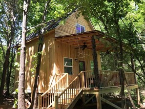 Front porch with views of Lake Palestine and a great spot for viewing nature.
Has a tree house feel