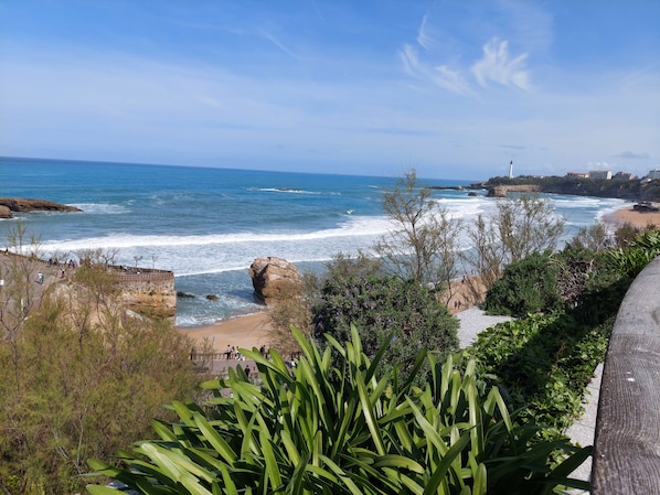 Notre maison est  à 3 minutes à pied de la plage des basques.