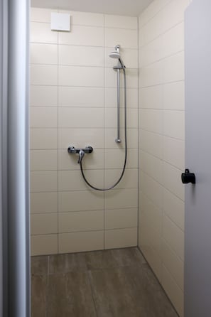 Duschen im Sanitärbereich für Tiny Houses