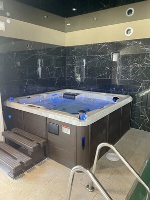 Indoor spa tub