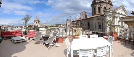 Relaxing panoramic terrace of the apartment for rent in Rome.