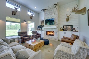 Living Room | Fireplace | Board Games | Flat-Screen TV