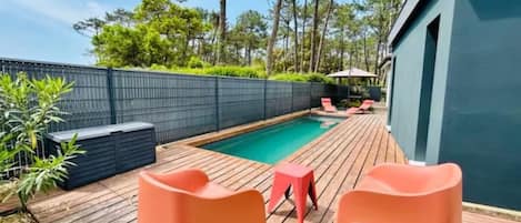 terrasse en bois et piscine