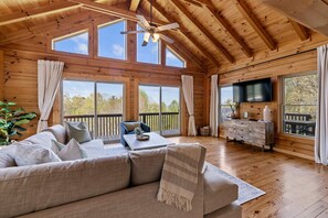 Livingroom with deck access. 