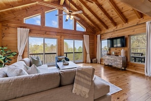 Livingroom with deck access. 