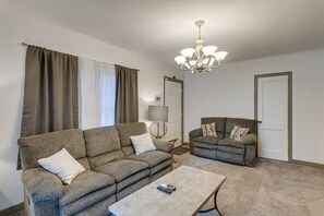 Living Room | Flat-Screen TV | Central A/C