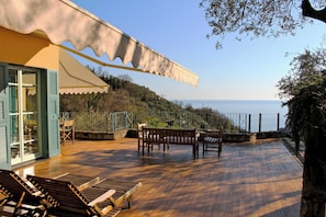 Terrazza in teak con vista sul mare