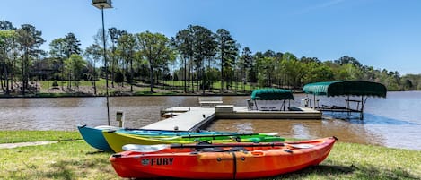 Wasting time at the lake is worth wasting time!!!  Enjoy access to not one but three kayaks during your stay at this beautiful Lake Oconee home!!