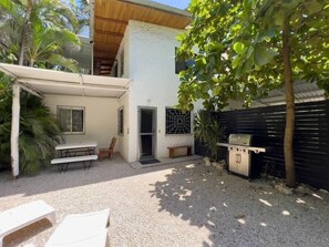 Private outdoor garden, table and grill