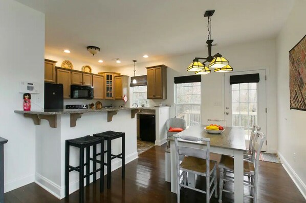 Bright open space with a fully equipped kitchen, nice breakfast bar and dining a