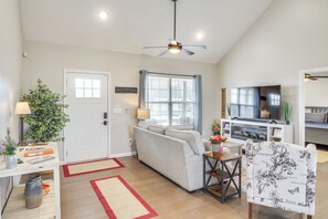Living Room | Free WiFi | Smart TV | Central A/C | Electric Fireplace