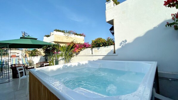 Outdoor spa tub