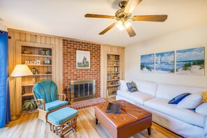 Living Room | 1st Floor | Fireplace | Sleeper Sofa | Smart TV
