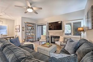 Living Room | Keyless Entry | Convenient Location | 3 Mi to TPC Scottsdale