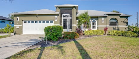 Fort Myers Vacation Rental | 3BR | 2BA | Steps Required for Access | 1,700 Sq Ft