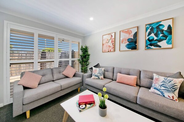 Lounge room : with air conditioning.