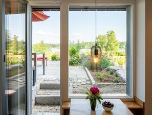 Gartenzimmer, 30 qm Untergeschoss, kombinierter Wohn- & Schlafbereich-Blick auf Terrasse