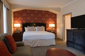 Queen-sized bed! Exact unit will be assigned upon arrival. Views, colors and decor may vary.