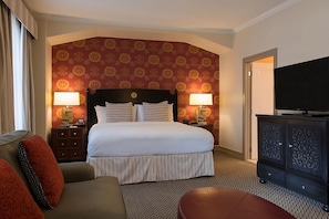 Queen-sized bed! Exact unit will be assigned upon arrival. Views, colors and decor may vary.