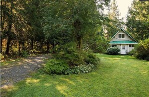 Welcome to Bowman's Beach Cottage! Parking is beside the house or along the road, please NO parking on the grass!