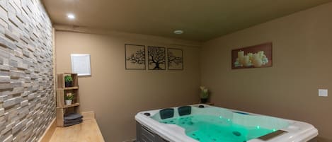 Indoor spa tub