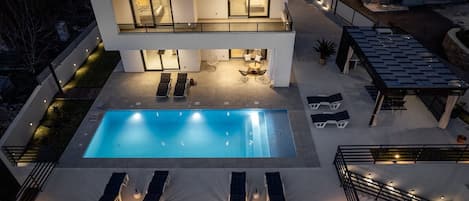 The organization of the lights in the outdoor area gives a great vacation mood.