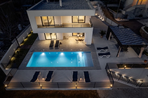 The organization of the lights in the outdoor area gives a great vacation mood.
