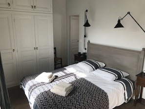 Une chambre double ouverte sur cour  avec salle de bain en suite. (1/2)