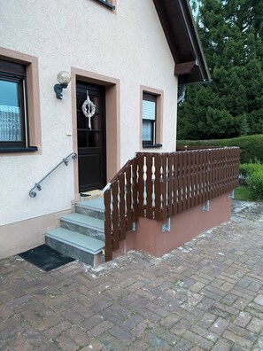 Eingang FeWo mit neuer Terrasse 