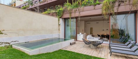 Enjoy this fantastic pool and a good glass of Portuguese wine on this magnificent patio, while taking in the fresh Lisbon breeze. 
#garden  #pool #relax #portugal #pt #lisbon