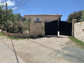 Bastide close avec porte automatique et visio pour ouvrir de l' intérieur.