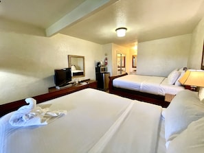 Lamp, Bed, Furniture, Screen, Hotel
