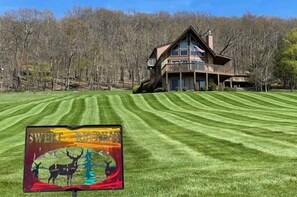 Located only minutes from Deep Creek and Wisp resort in the majestic mountains.