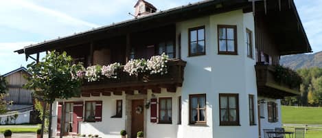 Landhaus Hochstaufenblick mit
Apartment Predigtstuhl auf Gut Kollmannsbrunn