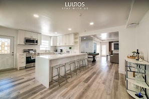This kitchen is the perfect place to prepare and enjoy delicious meals