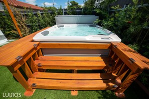 Jacuzzi to relax after a long day 