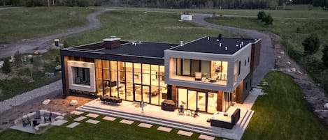 Welcome to Modern Muskoka Getaway on Fairy Lake!