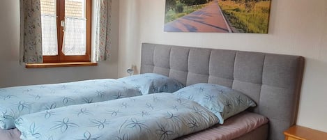 Ferienwohnung II mit 2 Schlafzimmern-1. Schlafzimmer mit Doppelbett