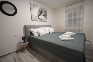 Schlafzimmer 1