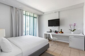 Unit with 1 Queen size bed. Exact unit will be assigned upon arrival. Views, colors and decor may vary.
