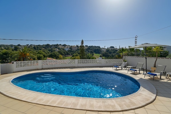 avec piscine privée et terrasse