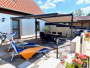 Terrasse mit Grill, Sonnenliegen und Sitzplatz