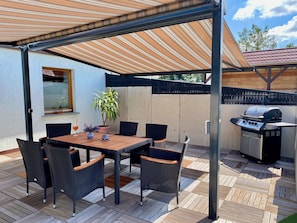 Terrasse mit doppelseitiger Markise