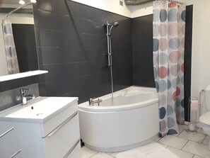 Salle de bain avec WC