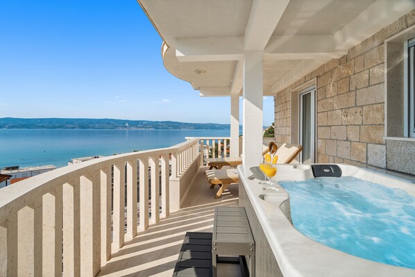 Outdoor spa tub