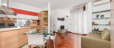 The living room and the dining area. Il soggiorno e la zona pranzo.