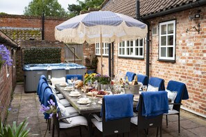 Willowgarth House, Great Smeaton Manor, near Northallerton: Courtyard with dining furniture and hot tub