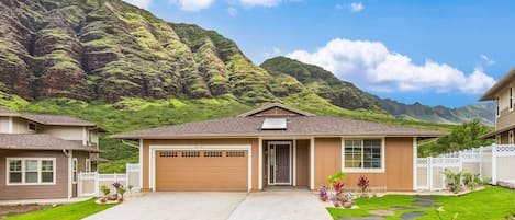 Spectacular Single Family Home in Makaha Valley!